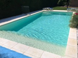 piscina a doppia profondita con scala alla tropezienne pvc colore sabbia bordo micheletto